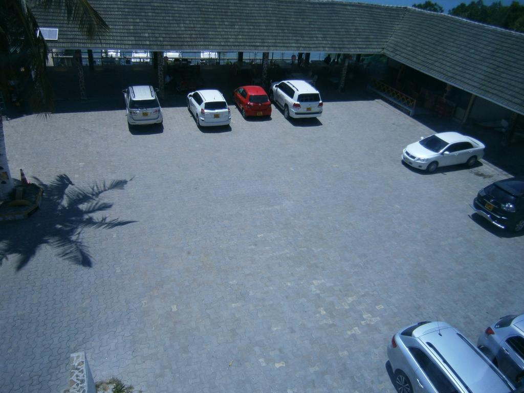 Tudor Water Sports Hotel Mombasa Bagian luar foto